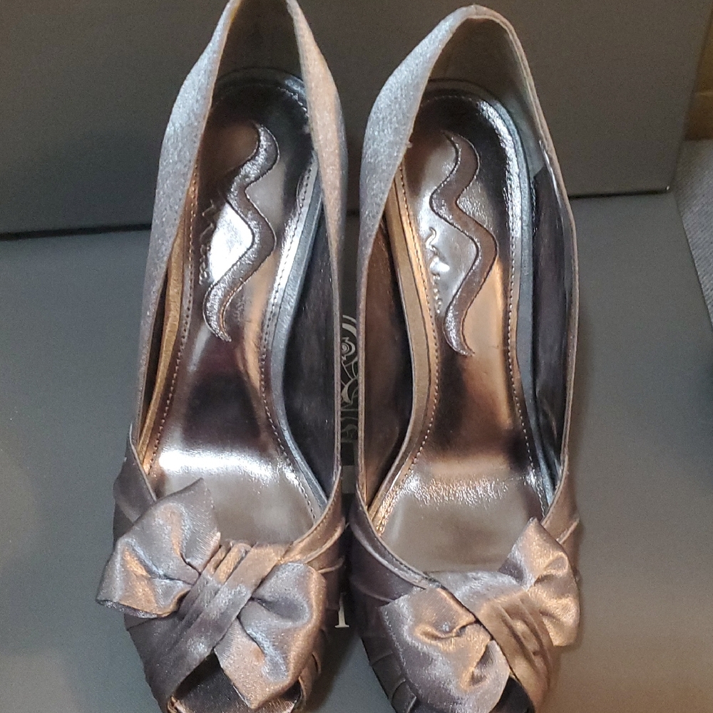 Nina Elegant Gray Peep-Toe Heels